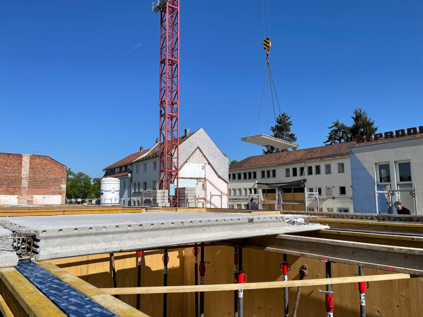 Der L-förmige Neubau mit einer Grundfläche von 870...