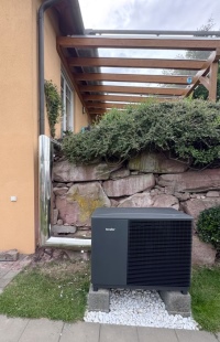 Auch komplexe Leitungsführungen lassen sich mit Rohrrino individuell und sicher umsetzen. Führungskanäle für Steuer-, Sensor- oder Fühlerleitungen sind bereits integriert. <br />Bilder: Schornsteintechnik Neumarkt 