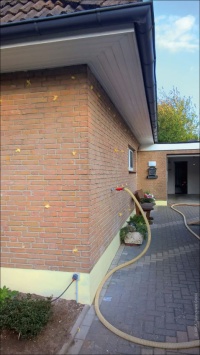 Energetische Sanierung leicht gemacht: Bei zweischaligem Mauerwerk können mit einer Einblasdämmung die Heizenergieverluste im Winter deutlich reduziert werden. Über kleine Löcher werden mineralische Dämmstoff-Flocken in die Hohlräume hinter der Fassade geblasen. Das stoppt die Wärmeverluste mit verhätnismäßig geringem Aufwand. <br /><br />Quelle: txn/Ursa