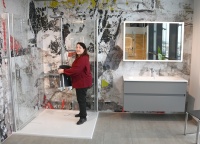 Monika Reber zeigt: Mit einem Duschsitz, der klappbar ist, gewinnt man Komfort und auch Platz in der Dusche.<br /><br />Quelle: Reisser