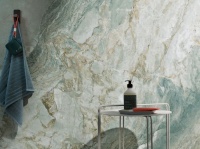 Im Dekor Marmor Onyx-Grün bringt die neue Perlmatt-Oberfläche eine tiefe, natürliche Steinoptik ins Bad und ist nicht nur für den Duschbereich geeignet.