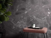 Neu im RenoDeco Oberflächenportfolio von HSK: Perlmatt verbindet eine feinkörnige Struktur mit moderner, natürlicher Optik und ist eine attraktive Alternative zur beliebten Oberfläche Seidenmatt. Hier zusehen: Das RenoDeco Dekor Marmor, Perlato-Anthrazit mit perlmatter Oberfläche.