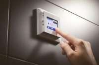 Der AEG Touchscreen-Komfortregler steuert die Fußbodentemperierung und stellt Wärme bedarfsgerecht nach individueller Programmierung bereit. <br /><br />Quelle: AEG Haustechnik