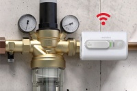 Um im Falle von Wasserleckagen die Wasserzufuhr schnell zu stoppen, kann auf das in der Hauswasserstation HS10S-LF integrierte Absperrventil ein WiFi Antrieb montiert werden – schnell und einfach. Dieser kann das Ventil automatisch schließen, wenn das angeschlossene Sensorkabel oder ein gekoppelter L1 Wasser- und Frostmelder einen Wasseraustritt erkennt.