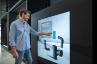 In den Ausstellungsbereichen im Geberit Campus werden die Lösungen und Services von Geberit für die Planung und Montage von Sanitärinstallationen hinter und vor der Wand erlebbar. Ergänzend zu den physischen Exponaten können sich die Seminarteilnehmer an interaktiven Lernstationen selbstständig informieren.