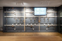 Die Hydraulikwand im Geberit Informationszentrum Langenfeld simuliert realitätsnah die Trinkwasserinstallation eines Gebäudes mit zwölf Nutzungseinheiten und macht komplexe Zusammenhänge transparent.