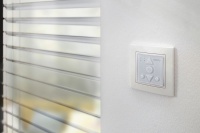 Einfach bedienbar: Die Wandsender ermöglichen eine komfortable manuelle Steuerung – dezentral und ohne zusätzliche Infrastruktur. <br /><br />Quelle: WAREMA
