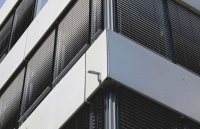 Wind- und Sonnensensoren an allen Fassadenseiten des Gebäudes erfassen Daten und ermöglichen so eine wetter- und bedarfsgerechte Steuerung. Zudem unterstützen sie den Schutz der Anlage. 