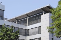 Im tiefgefahrenen Zustand unterstützen die Warema Raffstoren den sommerlichen Wärmeschutz – automatisch gesteuert über das WMS Funksystem. 