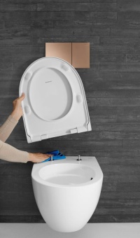Mit Geberit QuickRelease lassen sich WC-Sitz und -Deckel einfach abnehmen. So werden auch die Bereiche unter und rund um den Sitz für die Reinigung besser zugänglich.<br />