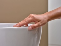 Die Spezialglasur Geberit KeraTect unterstützt die einfache Reinigung der WC-Keramik. Ihre nahezu porenfreie Oberfläche erschwert das Anhaften von Schmutz und Ablagerungen.