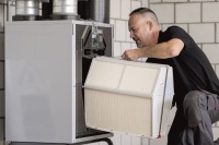 Einfache Nachrüstung: Der neue Enthalpietauscher ist als Systemerweiterung für die bewährte Lüftungsgeräte-Generation Zehnder ComfoAir Q konzipiert und lässt sich mit wenigen Handgriffen nachrüsten (hier im Bild: Vorgängermodell).<br /><br />Quelle: Zehnder