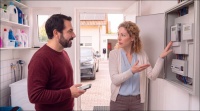 Ab 2027 sollen Haushalte ihren überschüssigen Solarstrom selbst vermarkten. Die technischen Voraussetzungen dafür sind vielerorts allerdings noch nicht geschaffen.<br /><br />Quelle: Energieberatung der Verbraucherzentrale, KI