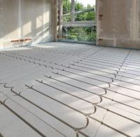 fermacell® Therm25™ Elemente fertig verlegt. Die schlanke Aufbauhöhe ab nur 25 mm prädestiniert das System fermacell® Therm25™ für Renovierungen und Modernisierungen, wo es – wie oft in Altbauten oder im Dachgeschoss - auf jeden Zentimeter Raumhöhe ankommt.