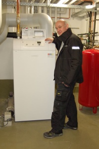 Karl Friedrich Bürgelin (Daniel Schindler Sanitär- und Heizungstechnik) arbeitet schon seit Jahren erfolgreich mit Brötje zusammen.<br />Bilder: August Brötje