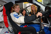 Steffi Halm sitzt in ihrem Rennwagen. Sie ist in dieser Saison die einzige Frau am Porsche Carrera Cup und muss sich neben 40 männlichen Kollegen beweisen.