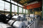 Seit 1956 nutzt die Salzgitter Flachstahl GmbH die Schwank Hellstrahlertechnologie zur Schwitzwasservermeidung. Rund 1.600 Geräte heizen die Hallen mit dem empfindlichen Gut Stahl. Foto: Salzgitter GmbH