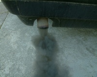 Feinstaub und Stickoxide kommen aus jedem Auspuff. Das kann dem Diesel zum Verhängnis werden, muss es aber nicht. <br />Bild: Harry Hautumm / pixelio.de