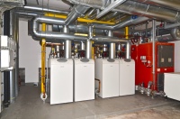 Die vier neuen Gas-Brennwertkessel BRÖTJE SGB 260 H sind als Kaskade angeschlossen, ein Bestandskessel mit 500 kW fungiert noch als Reservekessel.