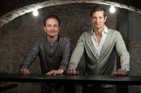 Jan Kage (links) und André Kanya sind die Köpfe hinter dem neuen Artspace KanyaKage in Berlin-Kreuzberg. Sie schufen eine Location mit besonderem Flair – ein ideales Ambiente für Kunstausstellungen und Events.