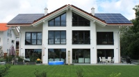 Das Objekt: Ein Niedrigenergiehaus in Holzmassivbauweise mit PV-Anlage. Bauherr der rechten Doppelhaushälfte ist Wolfgang Ströbele mit Familie. Die Heiztechnik ist auf beiden Hausseiten identisch gelöst.<br />Bild: W. Ströbele<br />