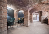 Nicht wiederzuerkennen: Ein dunkler Gewölbekeller in Berlin-Kreuzberg verwandelte sich in das KanyaKage, einen Artspace mit Bar im Chesterfield-Look. <br />Bilder: Geberit<br />