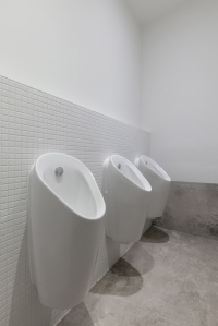 Das Urinalsystem Preda überzeugt den Bauherren des KanyaKage in Berlin durch seine schlanke, elegante Linienführung und den geringen Wasserverbrauch von nur 0,5 Litern pro Spülung.