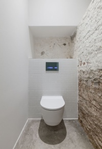 Baugeschichte zum Anfassen: Makellosmoderne Sanitärkeramik und glatte neue Wände treffen altes Backsteinmauerwerk. Im Artspace KanyaKage in Berlin gehört dieser Kontrast zum Konzept.