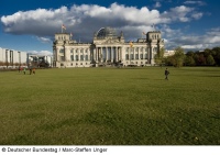 Sehr grün ist der Koalitionsvertrag, dessen Inhalte vom Bundestag mit Leben erfüllt werden müssen, nicht. Dafür lässt er viel Platz für Technologieoffenheit. <br />Bild: Deutscher Bundestag / Marc-Steffen Unger<br />