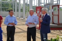 Geschäftsführer Hartmut Wendt und<br />Wolfgang Dehoust im Gespräch mit dem Bürgermeister der Stadt Nienburg, Herrn Henning Onkes. Bilder: Dehoust GmbH