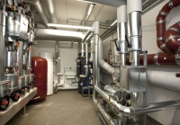 Übergabestationen trennen Fernwärmenetz und Hausinstallation voneinander, schützen so vor Leckagen und sorgen für eine energieeffiziente Wärmeübertragung.
