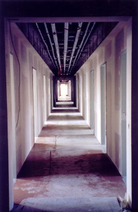 Direkt unter der Decke, und so später unsichtbar hinter der Flurdeckenverkleidung verborgen, befinden sich die Ventile, die den Heiz- und Kühlmedienlauf regeln. In jedem Raum ist ein Kombiventil eingebaut. Der dynamische Abgleich der Wassermenge erfolgt über einen Volumenstromregler direkt am Verbraucher. Foto: MKK