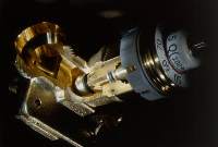 Das Kombi-Ventil AB-QM mit einem thermischen TWA-Antrieb sorgt gleichzeitig für den dynamischen hydraulischen Abgleich der einzelnen Verbraucher sowie für die Regelung der Temperatur. Im Schnitt durch das Ventil ist erkennbar, wie das Regelventil direkt in den Volumenstromregler integriert ist. Foto: Danfoss