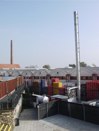 Abgeschirmt von den Zuschauern und ausgerüstet mit einem 17-m-hohen, freistehenden Stahlschornstein zur Abgasregulierung, sorgt der 1-MW-Heizcontainer dafür, dass der Rasen auch bei frostigen Temperaturen bespielbar bleibt.