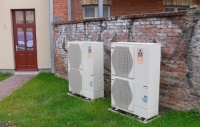 Im Innenhof der Mehrfamilienh&auml;user in Schwerin wurde die W&auml;rmepumpen-Kaskade aufgestellt.<br />Bild: Mitsubishi Electric Europe B.V.