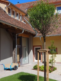 Der Innenhof wurde genauso in die Sanierung eingebunden, wie die Gebäude. Die neuen Pflastersteine wurde verlegt, weil ein historisches Pflaster aktuell zu teuer wäre: Die Kosten der denkmalgerechten Sanierung waren hoch.