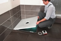 Mit Kaldewei erhält der Installateur alle Komponenten einfach und sicher aus einer Hand: von der Badewanne und der Duschfläche über das Montage- und Abdichtsystem bis hin zur passgenauen Schalldämmung und Entwässerung. Durch die ideal aufeinander abgestimmten Kaldewei Komplettsysteme spart der Sanitär-Profi wertvolle Zeit, Nerven und Geld.<br />Bild: Kaldewei