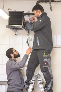Azubi Simon Meilbeck (links) von Horn Klima- und Kältetechnik wurde durch eine Zeitungsanzeige auf die Ausbildung zum Kältetechniker aufmerksam.<br />Bild: Daikin