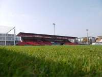 Das Jahnstadion: Spielstätte des SSV Jahn 2000 Regensburg, mit dessen Aufstieg in die zweite Liga auch die Pflicht einer Rasenbeheizung innerhalb kürzester Zeit gestemmt werden musste.