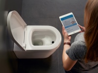 Ab sofort gehört die Zukunft auch Toiletten, die automatisch Urin analysieren. Die Werte dazu werden in einer App auf dem Smartphone oder Tablet angezeigt. Die Benutzer können so jederzeit ihre biologischen Parameter überprüfen und ihre Fitness- und Ernährungsprogramme entsprechend anpassen. Die Innovation kommt nicht von ungefähr. Immer mehr Menschen nutzen digitale Helfer und Apps, um ihr sportliches Training und ihre Lebensweise zu optimieren. „BioTracer“ von Duravit.<br />Bilder: VDS