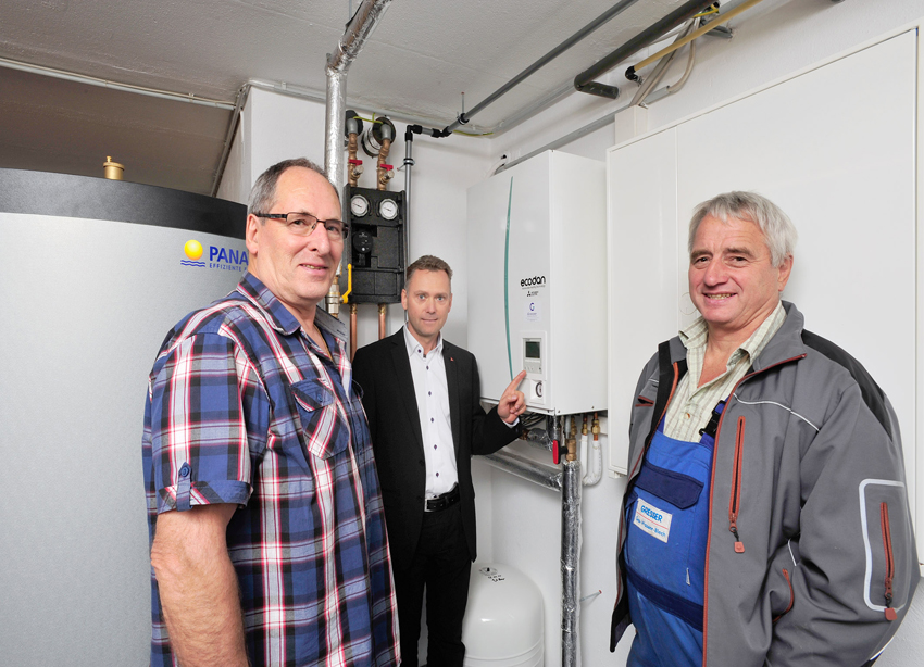 Fachhandwerker Edmund Gresser (r.) hat Walter Nussbaumer...