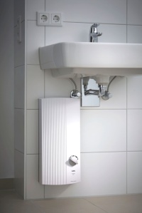 Der Durchlauferhitzer DDLE Basis ist ein modernes und umweltfreundliches Gerät, das durch kurze Leitungswege für Hygiene und hohen Warmwasserkomfort sorgt.