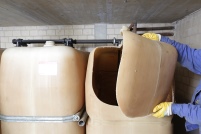 Die vorhandenen Kunststofftanks werden gereinigt und.......