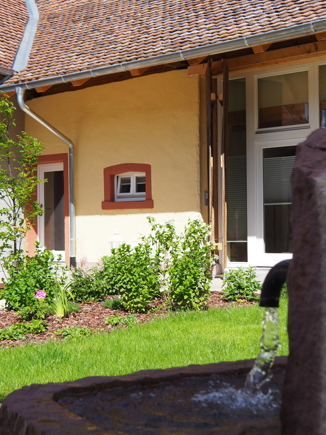 Die Idylle trügt nicht. Der Innenhof hat eine hohe...
