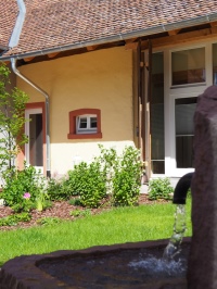 Die Idylle trügt nicht. Der Innenhof hat eine hohe Aufenthaltsqualität und wurde liebevoll bepflanzt. Vorn im Bild ein Wasserspeier.