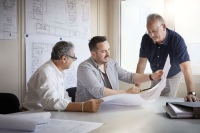 (v.l.n.r.) AEG Fachberater Sabri Incili mit Johannes Elflein, Projektleiter ecoplan Lichtenfels, und Robert Engert, Geschäftsführer ecoplan Bamberg, im Planungsgespräch. <br />Bilder: AEG Haustechnik