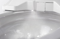 F&uuml;r noch mehr Hygiene: Nach dem Bet&auml;tigen der Sp&uuml;lung wird das Toilettenbecken ein zweites Mal benetzt, und zwar mit umweltvertr&auml;glichem ewater+, das antibakteriell wirkt und Kalkablagerungen sowie Schmutz aktiv angreift.