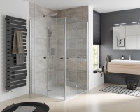 Für einen maximal großen Einstieg sorgen Atelier Plan Drehfalttüren. Sie können zusammengefaltet und nach innen oder außen gedreht werden. Dank des Wandanschlussprofils können Wandunebenheiten problemlos ausgeglichen werden. <br />Bild: HSK