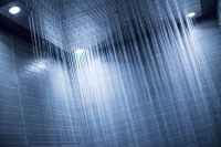 Legionellen werden durch den Sprühnebel beim Duschen übertragen. Richtige Installation und Betrieb einer Trinkwasseranlage sollen das verhindern.<br />Bild: Rainer Sturm / pixelio.de<br />