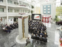 CEO Matthias Donges geht in seinem Vortrag auf die Roth Unternehmensgeschichte ein.<br />Bilder: Roth Industries   